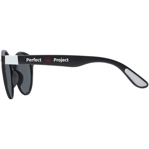 Diese Sonnenbrille im trendigen Design ist der ideale Werbeartikel für Sommerfestivals, Veranstaltungen oder andere sonnige Aktivitäten im Freien. Sie wird aus superleichten Materialien hergestellt und ist angenehm zu tragen. Diese Brille entspricht der Norm EN ISO 12312-1, hat UV400-Gläser der Kategorie 3 und ist somit die perfekte Wahl für den Schutz vor hellem Sonnenlicht. 
