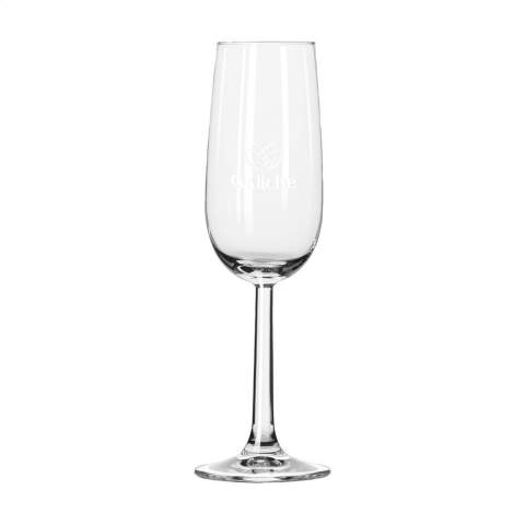 Champagne flûte van helder glas. Klassiek ontwerp. Voor het schenken van champagne of mousserende wijnen in horecagelegenheden, tijdens een zakelijke borrel of op een persoonlijk feestje. Inhoud 170 ml. Made in Europe.
