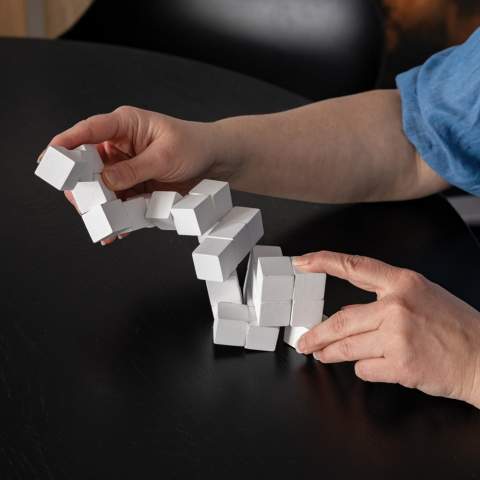 Daag jezelf uit met dit houten denkspel! Deze mooie en intrigerende puzzel is gemaakt van houten stukken die een kubus vormen. Het uit elkaar halen van de kubus is eenvoudig, maar het weer in elkaar zetten is een ander verhaal!De puzzel is een genot om mee te spelen en zorgt voor hersenkrakende pret. De puzzel wordt geleverd in een canvas etui om gemakkelijk op te bergen.