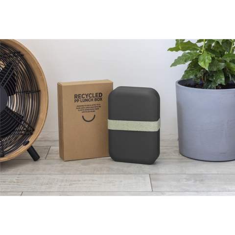 Lunchbox van het merk Amuse. Gemaakt van 100% post-productie gerecycled PP plastic. De sluitelastiek is gemaakt van 33% geupcycled denim en van 66% Tencel, een stof gemaakt van natuurlijke houtcellulose, en daardoor recyclebaar. De lunchbox is in hoogte verstelbaar. Food Safe. Vaatwasserbestendig. Voor behoud van de opdruk wordt met de hand afwassen aanbevolen. Made in Europe.      Tijdens het productieproces voor het maken van verschillende voedselveilige keukenproducten, blijven er vaak restjes over. In plaats van ze weg te gooien, wordt dit plastic afval verzameld en tot korrels verwerkt. Van deze korrels worden nieuwe producten gemaakt. Optioneel: Per stuk in kraft doos.