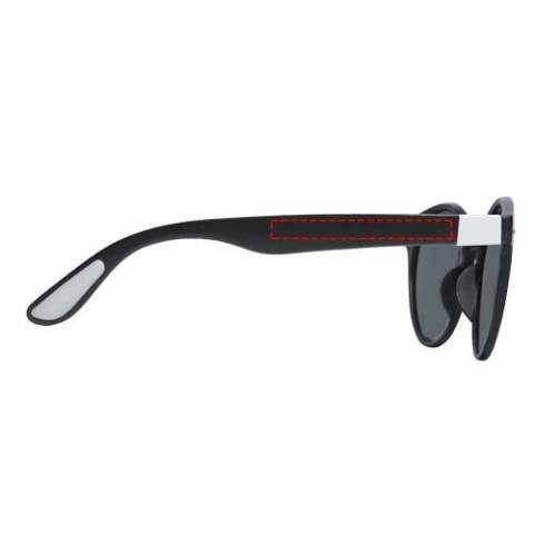 Ces lunettes de soleil au design tendance sont le cadeau promotionnel idéal lors des festivals d'été, des événements ou d'autres activités extérieures par temps ensoleillé. Elles sont fabriquées à partir de matériaux super légers et sont confortables à porter. Ces lunettes sont conformes à la norme EN ISO 12312-1 et sont dotées de verres UV400 classés dans la catégorie 3, ce qui en fait le choix idéal pour une protection contre les rayons du soleil. 