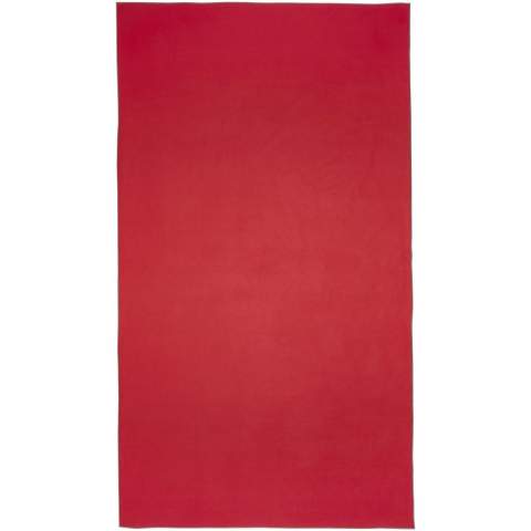 De Pieter sporthanddoek absorbeert zeer goed, is licht, droogt snel en de stof is duurzaam en extreem zacht. Wanneer de handdoek is opgevouwen en vastgezet met de elastische band, is deze zeer compact, waardoor hij geschikt is om mee te nemen naar de sportschool, het zwembad of voor tijdens het backpacken of kamperen. De handdoek heeft een afmeting van 180 x 100 cm en is gemaakt van 90% GRS gerecycled polyester en 10% nylon en kan in de wasmachine gewassen worden op 40 °C. Geleverd met een opbergzakje (25 x 8,5 cm) gemaakt van gerecycled PET-plastic, dat een groot oppervlak biedt voor het afdrukken van een logo.
