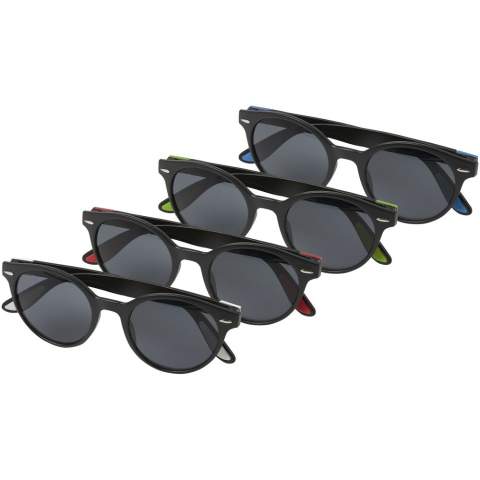 Ces lunettes de soleil au design tendance sont le cadeau promotionnel idéal lors des festivals d'été, des événements ou d'autres activités extérieures par temps ensoleillé. Elles sont fabriquées à partir de matériaux super légers et sont confortables à porter. Ces lunettes sont conformes à la norme EN ISO 12312-1 et sont dotées de verres UV400 classés dans la catégorie 3, ce qui en fait le choix idéal pour une protection contre les rayons du soleil. 