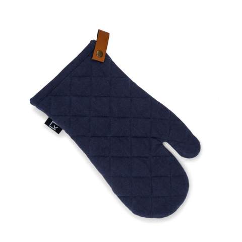 The grill glove from Kosta Linnewäfveri is made of pure cotton. The padded glove protects the hand while cooking or baking. The glove has a leather-look loop for easy hanging. Kosta Linnewafveri products are not available for sale in Scandinavia and Finland.