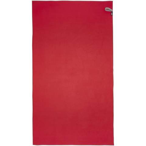 De Pieter sporthanddoek absorbeert zeer goed, is licht, droogt snel en de stof is duurzaam en extreem zacht. Wanneer de handdoek is opgevouwen en vastgezet met de elastische band, is deze zeer compact, waardoor hij geschikt is om mee te nemen naar de sportschool, het zwembad of voor tijdens het backpacken of kamperen. De handdoek heeft een afmeting van 180 x 100 cm en is gemaakt van 90% GRS gerecycled polyester en 10% nylon en kan in de wasmachine gewassen worden op 40 °C. Geleverd met een opbergzakje (25 x 8,5 cm) gemaakt van gerecycled PET-plastic, dat een groot oppervlak biedt voor het afdrukken van een logo.