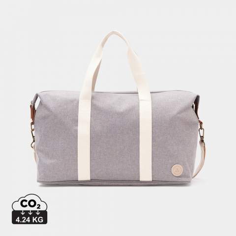 Stylish weekend bag with discreet PU details. A simple and lightweight model perfect for a short weekend trip
