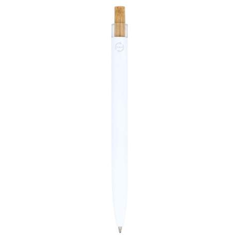 Le stylo à bille Kalmar offre un design élégant pour une expérience d'écriture fluide et fiable. Fabriqué à partir d'aluminium recyclé, il offre un agréable toucher et un poids satisfaisant dans votre main lorsque vous écrivez.