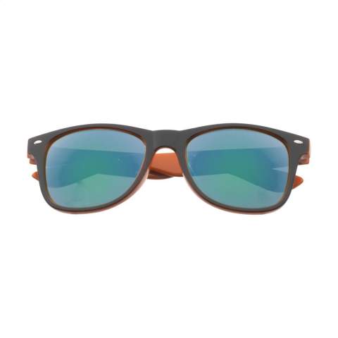 Opvallende zonnebril met spiegelglazen. In het montuur komen twee kleuren samen. De kleur van het glas matcht perfect met de kleur in het montuur. Met UV 400 bescherming (volgens Europese normen).