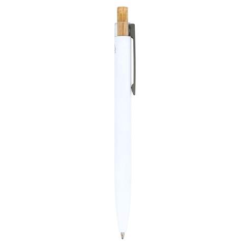 Le stylo à bille Kalmar offre un design élégant pour une expérience d'écriture fluide et fiable. Fabriqué à partir d'aluminium recyclé, il offre un agréable toucher et un poids satisfaisant dans votre main lorsque vous écrivez.