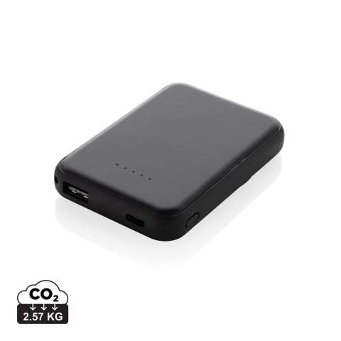 Batterie de secours de poche 5000mAh avec chargeur magnétique sans fil de 5W, dont le boîtier est fabriqué en plastique ABS recyclé certifié RCS. Le RCS (Recycled Claim Standard) est une norme qui permet de vérifier le contenu recyclé d'un produit tout au long de la chaîne d'approvisionnement. Contenu recyclé total : 20 % sur la base du poids total de l'article. Avec option de sortie USB A et UCB C. Le powerbank contient une batterie lithium-polymère longue durée de classe A de 5 000 mAh. Les indicateurs de puissance indiquent le niveau d'énergie restant afin que vous sachiez toujours quand recharger. ; Entrée Type-C 5V/2,4A ; Sortie USB C /USB A:5V/2A.4A L'article et les accessoires sont exempts de PVC. Câble de recharge en TPE recyclé certifié RCS inclus. Emballé dans un emballage FSC® mix.<br /><br />WirelessCharging: true<br />PowerbankCapacity: 5000<br />PVC free: true