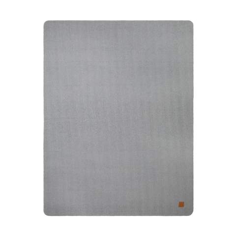 Vervaardigd van GRS-gecertificeerd gerecycled polyester, biedt deze deken met twee tinten, één kleur aan elke kant, uitzonderlijke zachtheid. Stijlvolle lanssteken en PU-badge-detail. Een deken die een vleugje elegantie toevoegt aan elke ruimte. Met een afmeting van 130x170 cm is het perfect om op kille nachten lekker onder te kruipen. Gecertificeerd door GRS (Global Recycled Standard), garandeert GRS-certificering dat de gehele toeleveringsketen van de gerecyclede materialen is gecertificeerd. Het totale gerecyclede gehalte is gebaseerd op het totale productgewicht. Dit product bevat 100% GRS-gecertificeerd gerecycled polyester. OEKO-TEX® STANDARD 100. 23.HCN.62731 Hohenstein HTTI.
