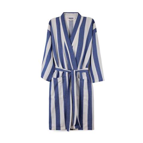 Apportez ce peignoir de hammam doux et confortable à la plage ou profitez-en simplement à la maison. Fabriqué dans un mélange léger et aéré de 200 g/m², il allie le confort du coton aux avantages du séchage rapide du polyester. Conçu dans un style classique avec un motif rayé bicolore, il présente un col soigné, des poches sur le devant, des manches 3/4 et une ceinture à la taille pour un ajustement parfait. Certifié par GRS (Global Recycled Standard), la certification GRS garantit que l'ensemble de la chaîne d'approvisionnement des matériaux recyclés est certifiée. Le contenu recyclé total est basé sur le poids total du produit. Ce produit contient 69 % de coton recyclé certifié GRS et 29 % de polyester recyclé certifié GRS.