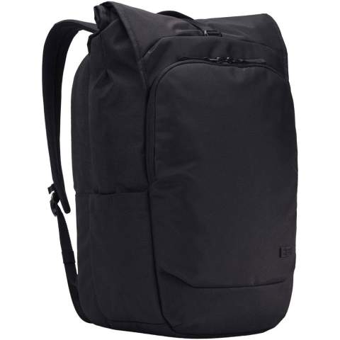 Der Case Logic Variate 17" Laptop-Rucksack ist ein eleganter und vielseitiger Begleiter für Arbeit, Reisen und den Alltag. Dank des Rolltop-Designs lässt sich das Volumen von 28 auf 33 Liter erweitern. So ist eine flexible Aufbewahrung im modernen Look möglich. Er besteht zu 85 % aus recycelten Materialien, darunter ein Außenmaterial, Futter und Mesh aus jeweils 100 % recyceltem Polyester. Zudem ist er mit einer PFAS-freien, wasserabweisenden Beschichtung versehen. Im Inneren befindet sich ein Fach für Laptops bis zu 17" sowie Platz für Tablet, Tastatur, Maus und weiteres Zubehör. Eine herausnehmbare Organisations-Tasche sorgt für Ordnung und erleichtert den Wechsel zwischen Zuhause und Büro. Außen bieten zwei erweiterbare Seitenfächer schnellen Zugriff auf Wasserflaschen oder Regenschirme. Der Rucksack wurde für den täglichen Komfort entwickelt und verfügt über eine atmungsaktive, gepolsterte Rückwand und Schultergurte sowie einen Durchzugsriemen zur einfachen Befestigung an Rollkoffern.