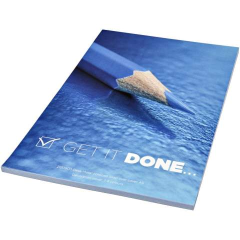 Wit A5 Desk-Mate® kladblok met omwikkelde omslag. Standaardmodel Bevat 50 vel 80 g/m2 papier met een 250 g/m2 glanzende omslag. Full colour bedrukking beschikbaar op omslag en elk vel. Beschikbaar in 3 formaten (25/50/100 vellen).