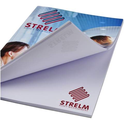 Wit A5 Desk-Mate® kladblok met omwikkelde omslag. Standaardmodel Bevat 50 vel 80 g/m2 papier met een 250 g/m2 glanzende omslag. Full colour bedrukking beschikbaar op omslag en elk vel. Beschikbaar in 3 formaten (25/50/100 vellen).