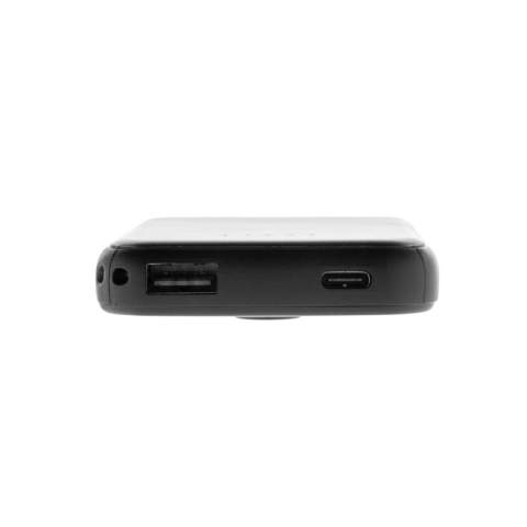 Batterie de secours de poche 5000mAh avec chargeur magnétique sans fil de 5W, dont le boîtier est fabriqué en plastique ABS recyclé certifié RCS. Le RCS (Recycled Claim Standard) est une norme qui permet de vérifier le contenu recyclé d'un produit tout au long de la chaîne d'approvisionnement. Contenu recyclé total : 20 % sur la base du poids total de l'article. Avec option de sortie USB A et UCB C. Le powerbank contient une batterie lithium-polymère longue durée de classe A de 5 000 mAh. Les indicateurs de puissance indiquent le niveau d'énergie restant afin que vous sachiez toujours quand recharger. ; Entrée Type-C 5V/2,4A ; Sortie USB C /USB A:5V/2A.4A L'article et les accessoires sont exempts de PVC. Câble de recharge en TPE recyclé certifié RCS inclus. Emballé dans un emballage FSC® mix.<br /><br />WirelessCharging: true<br />PowerbankCapacity: 5000<br />PVC free: true