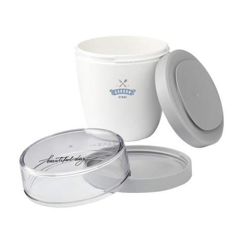 Dieser Plastikbehälter der Marke Mepal ist ein praktisches Produkt zum Mitführen von Lebensmitteln. Der Behälter hat zwei Teile. Durch eine Drehbewegung lassen sich die beiden Teile voneinander trennen. Beide Teile haben einen separaten Deckel. Die ideale Lösung, um Geschmiere beim Mischen zu vermeiden. Das Fassungsvermögen des oberen, transparenten Behälters beträgt 200 ml, d. h. dort ist Platz für ca. 75 g Müsli oder Obst. Das Fassungsvermögen des unteren Behälters bietet mit 500 ml genug Platz für eine Portion Suppe, Nudeln oder Joghurt. Ein qualitativ hochwertiges Produkt. Lebensmittelgeprüft und auslaufsicher. Geeignet für Mikrowelle (außer Deckel) und Gefriertruhe. 2 Jahre Mepal Herstellergarantie. Hergestellt in den Niederlanden.     LAGERBESTANDSINFORMATION: Bis zu 1.000 Stück innerhalb von 10 Arbeitstagen verfügbar. Ausnahmen vorbehalten. Verpackt pro Stück.