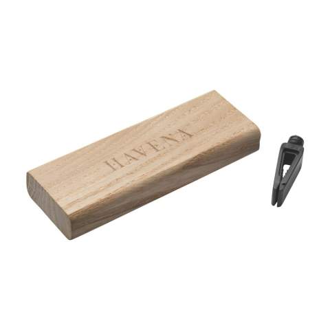 Autoparfüm in einem stilvollen, hölzernen Dufthalter der Marke Wooosh. Füllen Sie den Halter mit einem Duftstick mit dem exotischen Duft von Tropical Fruit. Klemmen Sie ihn einfach an das Lüftungsgitter Ihres Autos und lassen Sie den Luftstrom das fruchtige Aroma im ganzen Auto verteilen. Genießen Sie einen lang anhaltenden, angenehmen Duft, der jede Autofahrt in ein erfrischendes und angenehmes Erlebnis verwandelt. Dieser einzigartige Lufterfrischer ist dezent und zeitlos und wird mit 3 leicht austauschbaren Nachfüllpackungen mit dem Duft von Tropical Fruit geliefert. Pro Stück in einer luxuriösen Wooosh-Geschenkbox.