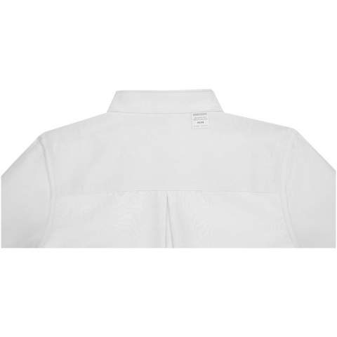 Das Pollux Langarmhemd für Damen - eine vielseitige Mischung aus Stil und Zweckmäßigkeit. Dieses Hemd ist aus einer strapazierfähigen CVC-Mischung aus 55% Baumwolle und 45% Polyester gefertigt. Es ist knitterfrei und kombiniert Strapazierfähigkeit mit einem leichten, weichen Tragegefühl. Das Hemd ist mit einer Brusttasche für zusätzliche Funktionalität ausgestattet. Die Kellerfalte in der Mitte des Rückens ist ein subtiles, aber raffiniertes Detail, und die Optionen für ein individuelles Branding auf der Innenseite sorgen für eine persönliche Note. Das abtrennbare Hauptetikett sorgt außerdem für einen angenehmen Tragekomfort und macht dieses Hemd zu einer großartigen Ergänzung für jede Garderobe. Dieses Hemd hat eine taillierte Form für einen femininen Look.