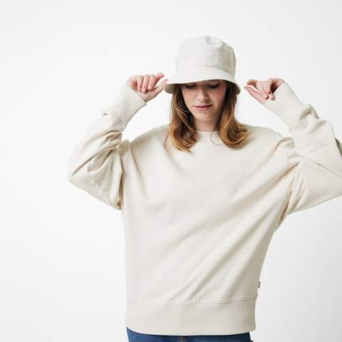Chapeau Impact Aware™ en toile 285gsm recyclé et non teinté est un modèle intemporel et en forme de cloche. Ce bob protège votre tête du soleil, est agréable à porter et égaye vos tenues. La toile recyclée est non teintée et utilisée sous sa forme brute, sans produits chimiques issus de la teinture ou du blanchiment. Avec le traceur AWARE™ qui valide l'utilisation authentique de matériaux recyclés. 2 % des recettes de chaque produit Impact vendu seront reversés à Water.org. Composition 70% coton recyclé, 30% polyester recyclé. Circonférence de 58 à 60 cm, taille unique.