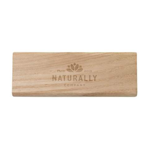 Autoparfüm in einem stilvollen, hölzernen Dufthalter der Marke Wooosh. Füllen Sie den Halter mit einem Duftstick mit dem exotischen Duft von Tropical Fruit. Klemmen Sie ihn einfach an das Lüftungsgitter Ihres Autos und lassen Sie den Luftstrom das fruchtige Aroma im ganzen Auto verteilen. Genießen Sie einen lang anhaltenden, angenehmen Duft, der jede Autofahrt in ein erfrischendes und angenehmes Erlebnis verwandelt. Dieser einzigartige Lufterfrischer ist dezent und zeitlos und wird mit 3 leicht austauschbaren Nachfüllpackungen mit dem Duft von Tropical Fruit geliefert. Pro Stück in einer luxuriösen Wooosh-Geschenkbox.