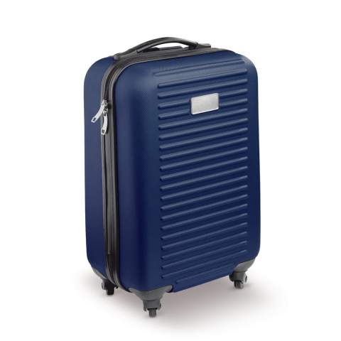 Valise de voyage taille cabine,  avec une double fermeture éclair, disponible en plusieurs couleurs. Equipée de 4 roues pivotantes et une plaque métallique pour votre logo. Livrée en boîte individuelle.Le marquage peut être réalisé en  doming quadri ou sur la plaque métallique en gravure laser.  Tous nos produits sont testés et certifiés, et répondent  aux normes sociales. 