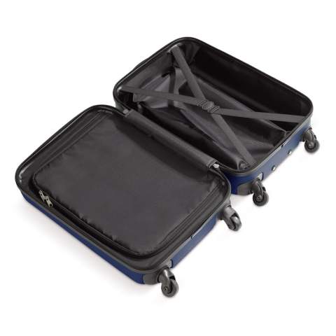 Valise de voyage taille cabine,  avec une double fermeture éclair, disponible en plusieurs couleurs. Equipée de 4 roues pivotantes et une plaque métallique pour votre logo. Livrée en boîte individuelle.Le marquage peut être réalisé en  doming quadri ou sur la plaque métallique en gravure laser.  Tous nos produits sont testés et certifiés, et répondent  aux normes sociales. 
