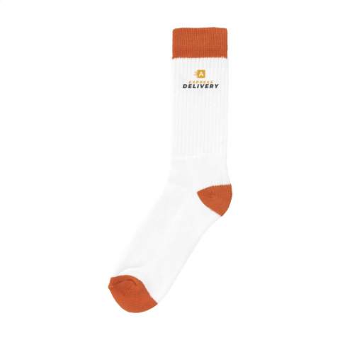 Comfortabele, 100% circulaire sokken van het merk Vodde. De sokken bestaan uit 53% gerecycled katoen (ingezamelde lappen stof), 38% gerecycled polyester (van ingezamelde PET-flessen), 6% nylon en 3% elastaan. Inclusief ingebreid, customised design. De sokken zijn standaard aan elkaar bevestigd met een label, te bedrukken in een eigen, full colour design. Zo ontwerp je je eigen sokken, die perfect aansluiten bij jouw huisstijl en wensen. Deze kwaliteitssokken hebben een verstevigde zool en zijn ideaal om te dragen tijdens het sporten of wandelen.  • Verkrijgbaar in de maten M (36-40) en L (41-46). • Minimale afname: 100 paar sokken per maat. Minimale afname in totaal: 200 paar sokken.  • Optioneel: Per paar geleverd in een (customised) doosje van gerecycled karton - mogelijk vanaf 1.200 paar sokken.   • Door het dragen van deze duurzame sokken lever je een bijdrage aan een wereld met minder vervuiling. Ontwikkeld en getest in Nederland. Made in the EU.  •  Het Nederlands bedrijf Vodde hergebruikt afgedankt textiel om er nieuwe producten van te maken die ontworpen zijn door Nederlandse designers. Vodde maakt haar garens van katoen dat is ingezameld door lokale 'voddenboeren', en van snijafval uit textiel-producties in Europese landen waar Vodde zelf haar producten maakt. Daarnaast wordt gebruik gemaakt van polyesters die voortkomen uit PET-flessen, nylon, visnetten en ander ingezameld afval.
