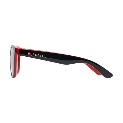 Faites sensation avec ces lunettes de soleil avec verres miroirs originaux. La couleur du verre correspond parfaitement avec la couleur du cadre. Avec une protection UV 400 (selon les normes européennes).