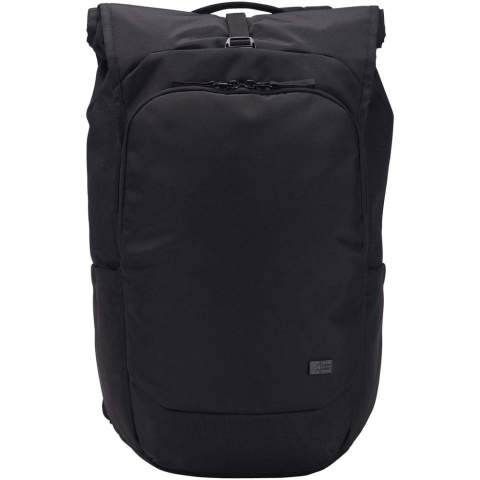 Der Case Logic Variate 17" Laptop-Rucksack ist ein eleganter und vielseitiger Begleiter für Arbeit, Reisen und den Alltag. Dank des Rolltop-Designs lässt sich das Volumen von 28 auf 33 Liter erweitern. So ist eine flexible Aufbewahrung im modernen Look möglich. Er besteht zu 85 % aus recycelten Materialien, darunter ein Außenmaterial, Futter und Mesh aus jeweils 100 % recyceltem Polyester. Zudem ist er mit einer PFAS-freien, wasserabweisenden Beschichtung versehen. Im Inneren befindet sich ein Fach für Laptops bis zu 17" sowie Platz für Tablet, Tastatur, Maus und weiteres Zubehör. Eine herausnehmbare Organisations-Tasche sorgt für Ordnung und erleichtert den Wechsel zwischen Zuhause und Büro. Außen bieten zwei erweiterbare Seitenfächer schnellen Zugriff auf Wasserflaschen oder Regenschirme. Der Rucksack wurde für den täglichen Komfort entwickelt und verfügt über eine atmungsaktive, gepolsterte Rückwand und Schultergurte sowie einen Durchzugsriemen zur einfachen Befestigung an Rollkoffern.
