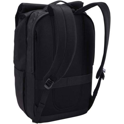 Der Case Logic Variate 17" Laptop-Rucksack ist ein eleganter und vielseitiger Begleiter für Arbeit, Reisen und den Alltag. Dank des Rolltop-Designs lässt sich das Volumen von 28 auf 33 Liter erweitern. So ist eine flexible Aufbewahrung im modernen Look möglich. Er besteht zu 85 % aus recycelten Materialien, darunter ein Außenmaterial, Futter und Mesh aus jeweils 100 % recyceltem Polyester. Zudem ist er mit einer PFAS-freien, wasserabweisenden Beschichtung versehen. Im Inneren befindet sich ein Fach für Laptops bis zu 17" sowie Platz für Tablet, Tastatur, Maus und weiteres Zubehör. Eine herausnehmbare Organisations-Tasche sorgt für Ordnung und erleichtert den Wechsel zwischen Zuhause und Büro. Außen bieten zwei erweiterbare Seitenfächer schnellen Zugriff auf Wasserflaschen oder Regenschirme. Der Rucksack wurde für den täglichen Komfort entwickelt und verfügt über eine atmungsaktive, gepolsterte Rückwand und Schultergurte sowie einen Durchzugsriemen zur einfachen Befestigung an Rollkoffern.