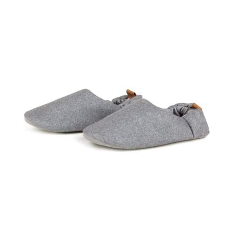 Entrez dans le confort de nos pantoufles Moulton. Fabriquées en polyester RCS, ces pantoufles offrent un maximum de confort et de style. Dotées d'un élastique à l'arrière, elles sont conçues pour s'adapter à plusieurs tailles et sont disponibles en deux options : S/M (tailles 36-40) et L/XL (tailles 41-45). Certifiée par RCS (Recycled Claim Standard), la certification RSC garantit que l'ensemble de la chaîne d'approvisionnement en matériaux recyclés est certifiée. Le contenu recyclé total est basé sur le poids total du produit. Ce produit contient 32 % (S/M) et 37 % (L/XL) de polyester recyclé certifié RCS.