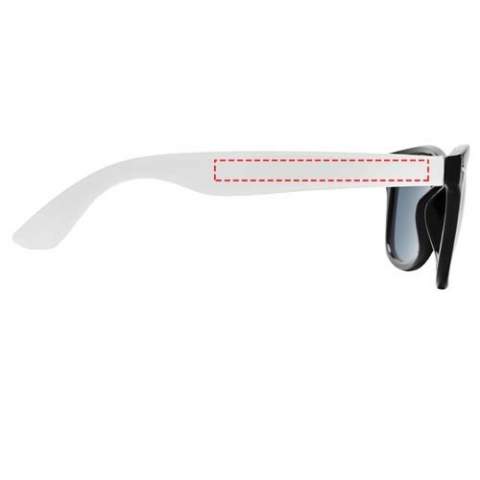 Sun Ray Sonnenbrille im Retro Design mit weißen Bügeln für viele Veredelungsmöglichkeiten. Erfüllt EN ISO 12312-1 und UV 400; die Gläser sind in Kategorie 3 eingestuft.