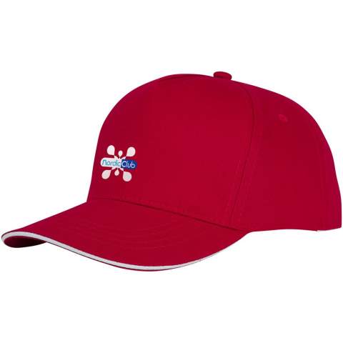 La casquette Ceto 5 panel sandwich - style et praticité harmonieusement combinés. Fabriquée en sergé de coton de 175 g/m², elle offre non seulement une grande durabilité, mais aussi une sensation de douceur et de respirabilité. Dotée d'une visière pré-courbée et d'un design sandwich, la casquette offre une protection solaire avec une touche d'élégance. Avec un panneau frontal structuré et des détails en coton à l'intérieur, cette casquette est à la fois sophistiquée et confortable. Avec un tour de tête de 58 cm, elle garantit un ajustement sur mesure pour une variété de tailles de tête. La fermeture à boucles et à crochets en tissu permet d'ajuster la casquette sans effort et d'obtenir un ajustement parfait. La casquette Ceto est l'accessoire idéal pour toutes les occasions, qu'il s'agisse d'une sortie décontractée ou d'une aventure en plein air. 