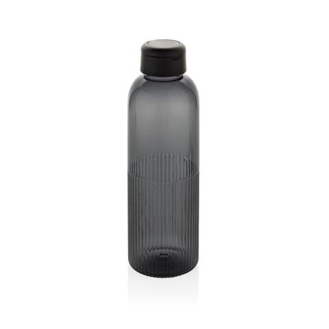 Faites-vous remarquer avec la bouteille Ripple. Cette bouteille d'eau au design unique présente un effet ondulé à la base pour un look distinctif et une meilleure prise en main. Le couvercle à vis sécurisé est doté d'une poignée intégrée, ce qui permet de la transporter facilement où que vous alliez. Fabriquée à partir de 73 % rn rPET RCS, cette bouteille étanche de 750 ml est un choix élégant et durable pour l'hydratation quotidienne.
