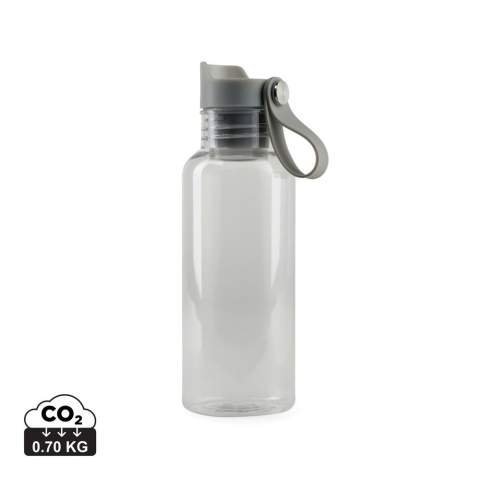 Geniet van het gemak van onze met één hand te bedienen drinkware, speciaal ontworpen voor koude dranken. De drukknop bovenop maakt eenvoudig gebruik onderweg mogelijk. Gemaakt van gerecycled PET. Dit artikel heeft een totaal van 63% gerecycled materiaal op basis van het totale gewicht. Deze stijlvolle en praktische fles mag alleen met de hand worden gewassen en is uitsluitend geschikt voor koude dranken. Ideaal voor dagelijks gebruik. Inclusief FSC-gecertificeerde kraft verpakking.