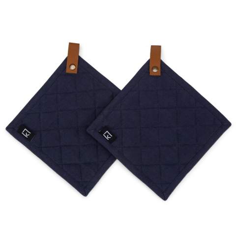 Pot holders in a 2-pack with a loop for hanging, produced in pure cotton marked with Oeko-Tex, safe textile. The pot holders are quilted, padded and have a nice detail in PU leather for hanging. Kosta Linnewafveri products are not available for sale in Scandinavia and Finland.