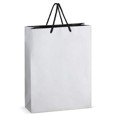 Elegante cadeautas gemaakt van FSC-gecertificeerd papier, met 5 mm dikke handvatten van gerecycled polyester. Ontworpen om tot 5 kg te dragen, met een luxe uitstraling door de zwarte handvatten en een zwarte binnenafwerking. Perfect voor het presenteren van cadeaus
