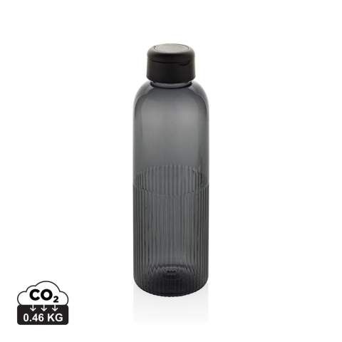 Faites-vous remarquer avec la bouteille Ripple. Cette bouteille d'eau au design unique présente un effet ondulé à la base pour un look distinctif et une meilleure prise en main. Le couvercle à vis sécurisé est doté d'une poignée intégrée, ce qui permet de la transporter facilement où que vous alliez. Fabriquée à partir de 73 % rn rPET RCS, cette bouteille étanche de 750 ml est un choix élégant et durable pour l'hydratation quotidienne.