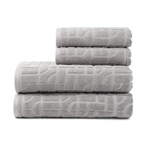 Un ajout luxueux à votre salle de bain fabriqué à partir de coton 100 % biologique, cet ensemble comprend deux grandes serviettes (135 x 65 cm) et deux petites serviettes (65 x 40 cm), assurant à la fois fonctionnalité et style. Avec un grammage moelleux de 500 g/m², ces serviettes offrent une bonne capacité d'absorption et de douceur. Le motif géométrique subtil ajoute une touche d'élégance au décor de votre salle de bain, tandis que le matériau en coton biologique offre une sensation de qualité sans compromettre le confort. Chaque ensemble est soigneusement emballé dans un emballage kraft certifié FSC®. L'Organic Content Standard (OCS) vérifie les matériaux issus de l'agriculture biologique et les suit depuis la source jusqu'au produit final. Ce produit contient 99% de coton biologique certifié OCS.