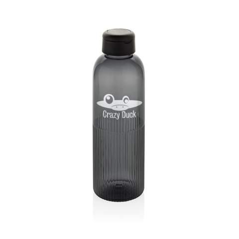 Faites-vous remarquer avec la bouteille Ripple. Cette bouteille d'eau au design unique présente un effet ondulé à la base pour un look distinctif et une meilleure prise en main. Le couvercle à vis sécurisé est doté d'une poignée intégrée, ce qui permet de la transporter facilement où que vous alliez. Fabriquée à partir de 73 % rn rPET RCS, cette bouteille étanche de 750 ml est un choix élégant et durable pour l'hydratation quotidienne.