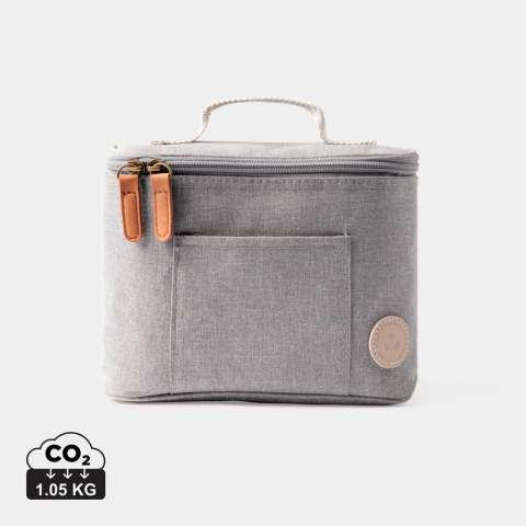 This modern, stylish cooler bag is perfect for your excursions. The inside can easily be cleaned and thick PEVA padding keeps the bag cold for a long time. With a touch fastener on the back of the bag, you can secure it to your bicycle handlebars. The bag also has an adjustable cover, ensuring optimal cold insulation every time.