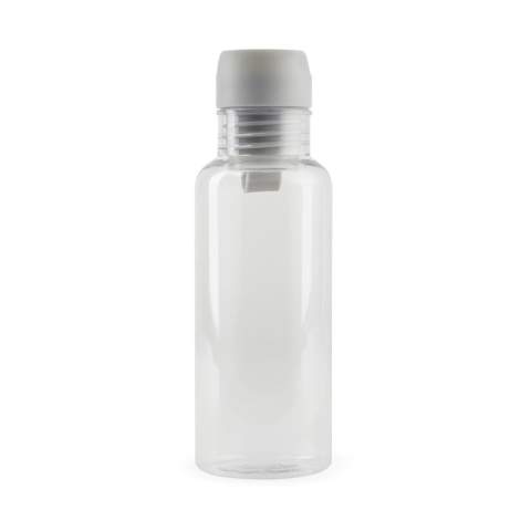 Geniet van het gemak van onze met één hand te bedienen drinkware, speciaal ontworpen voor koude dranken. De drukknop bovenop maakt eenvoudig gebruik onderweg mogelijk. Gemaakt van gerecycled PET. Dit artikel heeft een totaal van 63% gerecycled materiaal op basis van het totale gewicht. Deze stijlvolle en praktische fles mag alleen met de hand worden gewassen en is uitsluitend geschikt voor koude dranken. Ideaal voor dagelijks gebruik. Inclusief FSC-gecertificeerde kraft verpakking.