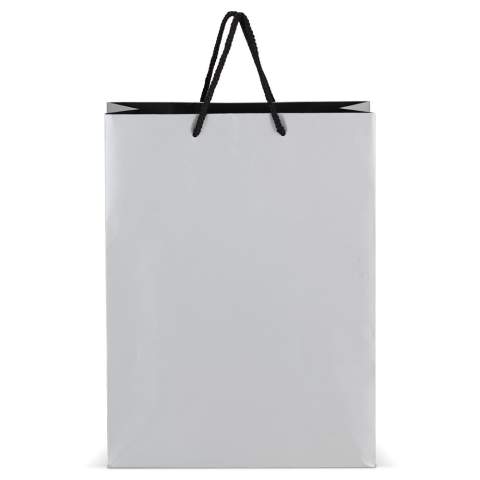 Elegante cadeautas gemaakt van FSC-gecertificeerd papier, met 5 mm dikke handvatten van gerecycled polyester. Ontworpen om tot 5 kg te dragen, met een luxe uitstraling door de zwarte handvatten en een zwarte binnenafwerking. Perfect voor het presenteren van cadeaus

