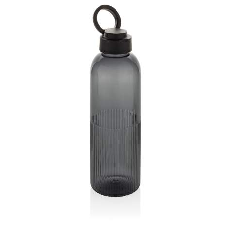 Faites-vous remarquer avec la bouteille Ripple. Cette bouteille d'eau au design unique présente un effet ondulé à la base pour un look distinctif et une meilleure prise en main. Le couvercle à vis sécurisé est doté d'une poignée intégrée, ce qui permet de la transporter facilement où que vous alliez. Fabriquée à partir de 73 % rn rPET RCS, cette bouteille étanche de 750 ml est un choix élégant et durable pour l'hydratation quotidienne.