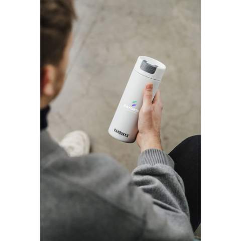 Vacuümgeïsoleerde 18/8 RVS thermosbeker van het merk Kambukka®. Een slim, eenvoudig en strak design dat bij iedereen past. • Handige Switch deksel met 2 standen: open en dicht, voor optimaal gebruiksgemak en een slim design dat lekken voorkomt • excellente kwaliteit • houdt dranken tot 9 uur warm en tot 18 uur koud • gemakkelijk te reinigen dankzij Snapclean®: met één handeling verwijder je het binnenste, vaatwasserbestendige mechanisme • universeel deksel: past ook op andere Kambukka® drinkflessen • het deksel is vaatwasserbestendig - de beker met de hand afwassen • 100% lekvrij • inhoud 500 ml.       VOORRAAD INFORMATIE: Tot 1.000 stuks beschikbaar binnen 10 werkdagen. Uitzonderingen voorbehouden.