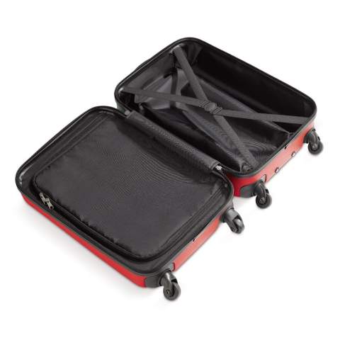 Cabin size trolley with one main compartment with grey lining. The suitecase has a double zipper and four spinner wheels. Metal plate for printing. Individually packed in a box.