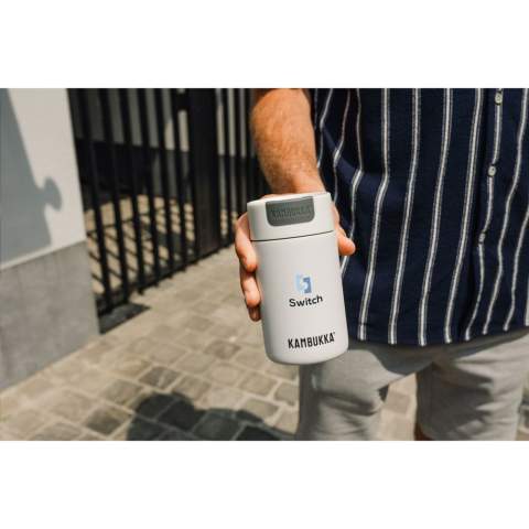 Thermobecher der Marke Kambukka® aus 18/8 Edelstahl. Ein schickes, einfaches und elegantes Design, das zu jedem passt. • praktischer Switch-Deckel mit 2 Positionen: offen und geschlossen für optimale Benutzerfreundlichkeit und ein intelligentes Design, das Auslaufen verhindert • hervorragende Qualität • hält Getränke bis zu 5 Stunden warm und bis zu 11 Stunden kalt • dank Snapclean® leicht zu reinigen: entfernen Sie den inneren, spülmaschinenfesten Mechanismus in einer Bewegung • Universalverschluss: passt auch auf andere Kambukka® Wasserflaschen • der Verschluss ist spülmaschinengeeignet - den Becher mit der Hand spülen • 100% auslaufsicher • praktisch und klein • Fassungsvermögen 300 ml.      LAGERBESTANDSINFORMATION: Bis zu 1.000 Stück innerhalb von 10 Arbeitstagen verfügbar. Ausnahmen vorbehalten.