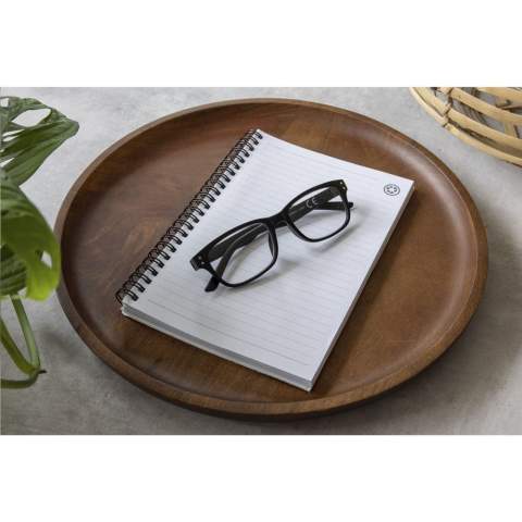 WoW! Lunettes de lecture fabriqué à partir de plastique Ocean Bound recyclé de Plastic Bank®. De vieilles bouteilles et d'autres produits en plastique errants ont été utilisés pour le matériau.     • En achetant de ce produit, vous soutenez Plastic Bank®. Plastic Bank® est une organisation internationale avec deux objectifs principaux. Ces objectifs nous concernent tous, réduire la pauvreté et réduire les déchets plastiques dans les océans. Plastic Bank® rémunère des habitants de pays en développement pour qu'ils collectent les déchets plastiques. Ce plastique est collecté sur les plages, les berges des rivières, dans les décharges et les zones peu profondes de l'océan. Cela permet d'éviter que les déchets plastiques ne polluent les océans. Le plastique collecté est trié, nettoyé et transformé en granulés. De nouveaux produits sont alors fabriqués à partir de ces granulés et labellisés Social Plastic®. Optionnel : Chaque article peut être fourni dans une boite individuelle en papier kraft marron.