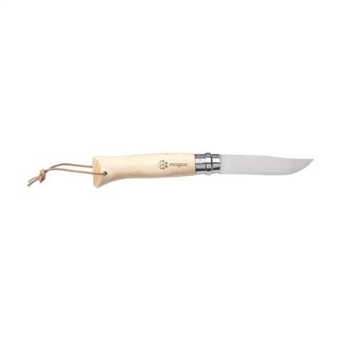 Taschenmesser der Marke Opinel. Die Klinge ist aus rostfreiem Sandvik-Stahl 12C27 gefertigt. Der Griff aus Buchenholz ist mit einer Schutzschicht aus Lack gegen Feuchtigkeit und Schmutz versehen. 95% des Holzes stammt von französischen, nachhaltig geführten Betrieben. Am Griff ist eine Lederkordel angebracht. Geöffnet hat das Messer eine Länge von 19 cm. Gesichert mit einer Virobloc®-Verriegelung. Dieses Messer ist ideal für Picknick und Grillabende, aber auch zum Angeln oder für andere Aktivitäten im Freien. Ein alltagstaugliches Taschenmesser, das man wirklich für alles nutzt. Made in France. Beachten Sie, dass möglicherweise lokale Vorschriften für den Besitz und / oder das Tragen von Messern oder Multitools in der Öffentlichkeit gelten.